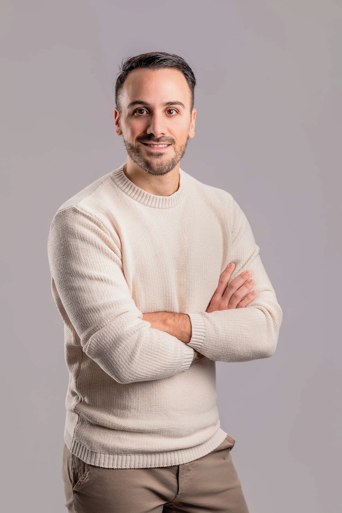 Retrato de Iván, de Gregores One, con los brazos cruzados