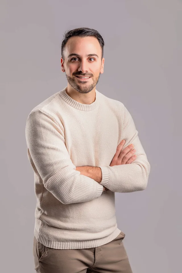 Iván, de Gregores One, con los brazos cruzados